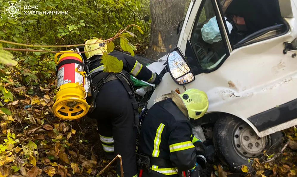 Тіло водія з понівеченого авто діставали рятувальники