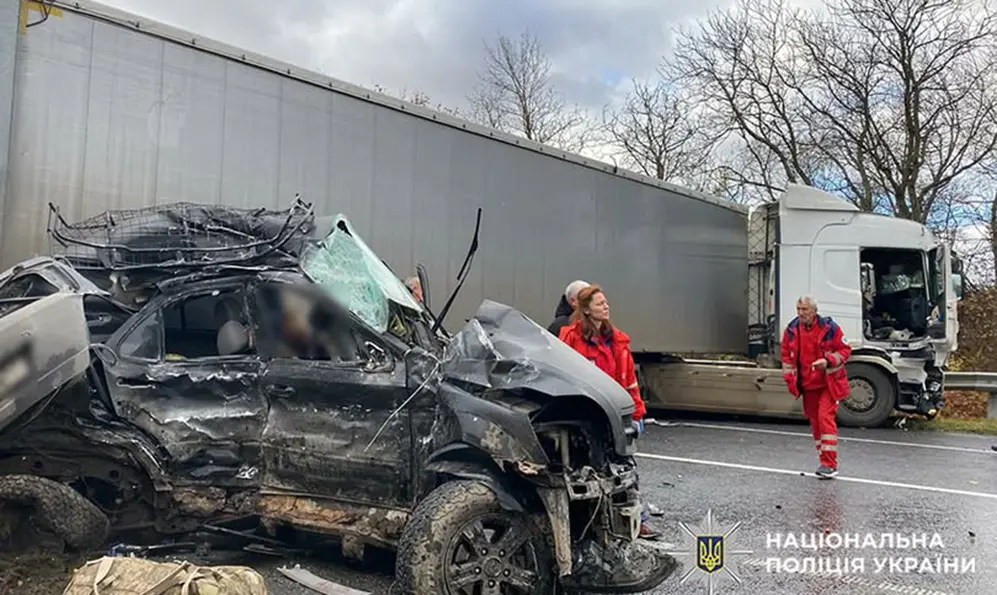 Через ДТП із загиблим на трасі у Хмельницькому районі обмежено рух транспорту