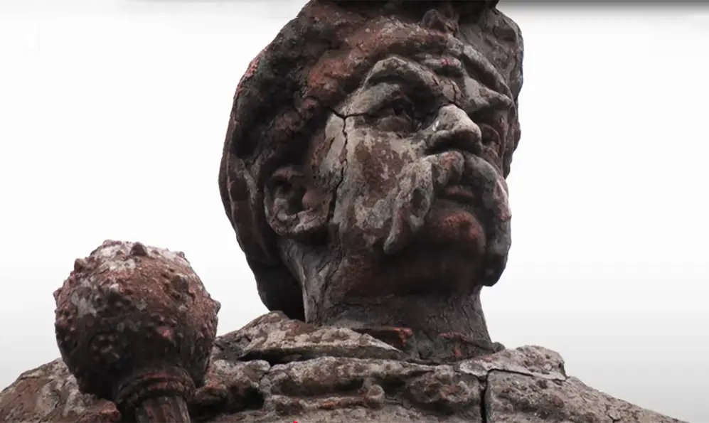 Пошкоджений внаслідок «прильоту» пам’ятник біля вокзалу у Хмельницькому законсервують