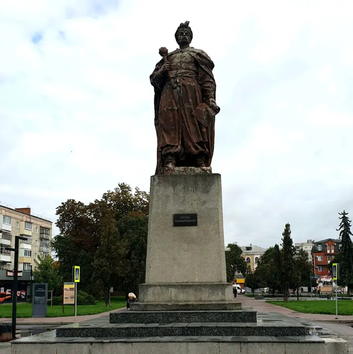 Перший пам’ятник Богдану Хмельницькому встановили на привокзальній площі у Хмельницькому у 1955 році