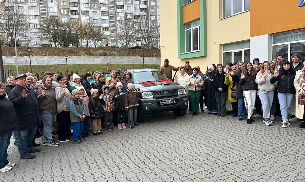 Хмельницька початкова школа передала авто для військових-земляків