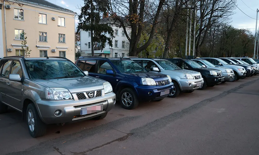 Позашляховики та спецавтомобіль «швидкої» для потреб військових передали з Хмельниччини