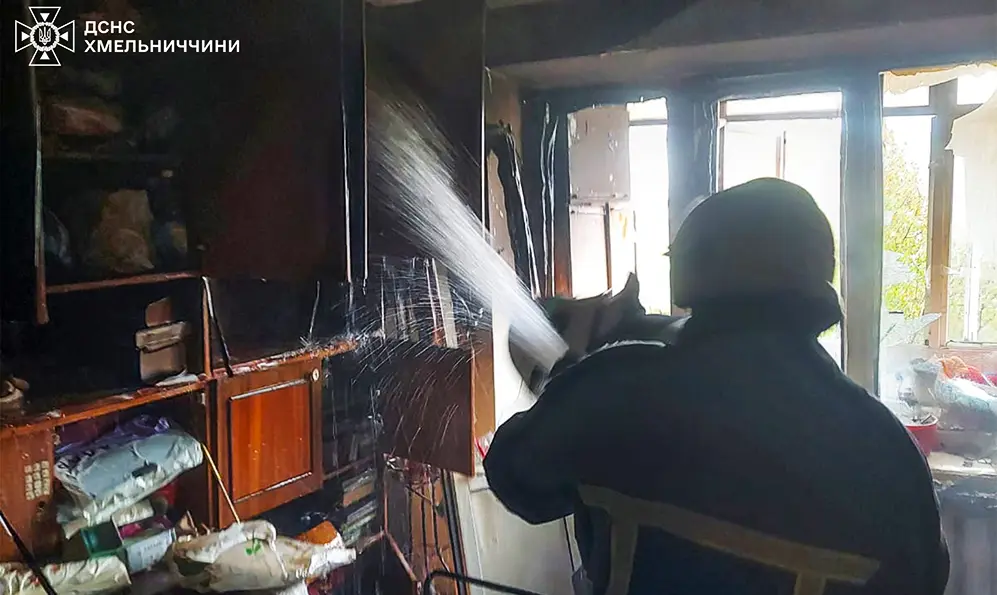 Двох дорослих та двох дітей врятували під час пожежі на Хмельниччині