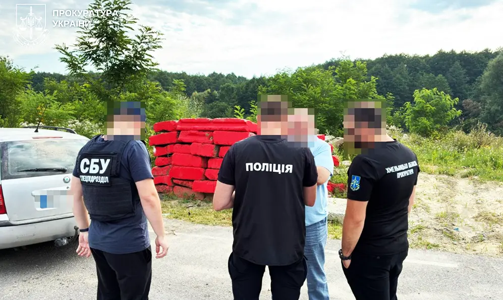 Співробітники СБУ та поліції допитують підозрюваного