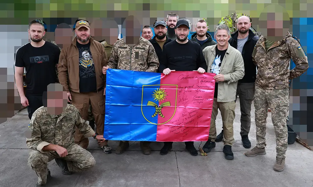 Захисникам з Хмельниччини на передовій передали обладнання, смаколики та вручили відзнаки