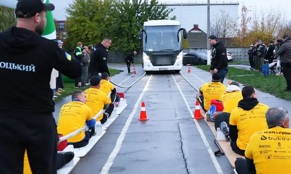 Ветерани встановили рекорд України, протягнувши два автобуси з пасажирами на понад 16 метрів