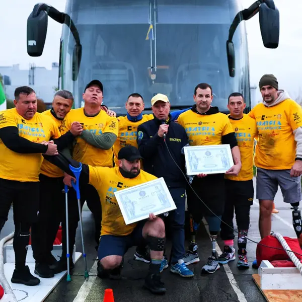 Ветерани встановили рекорд України, протягнувши два автобуси з пасажирами на понад 16 метрів