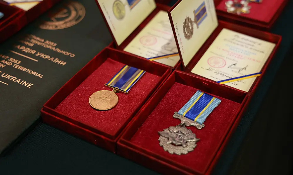 Державні нагороди родинам загиблих Героїв та воїну-захиснику вручив начальник Хмельницької ОВА