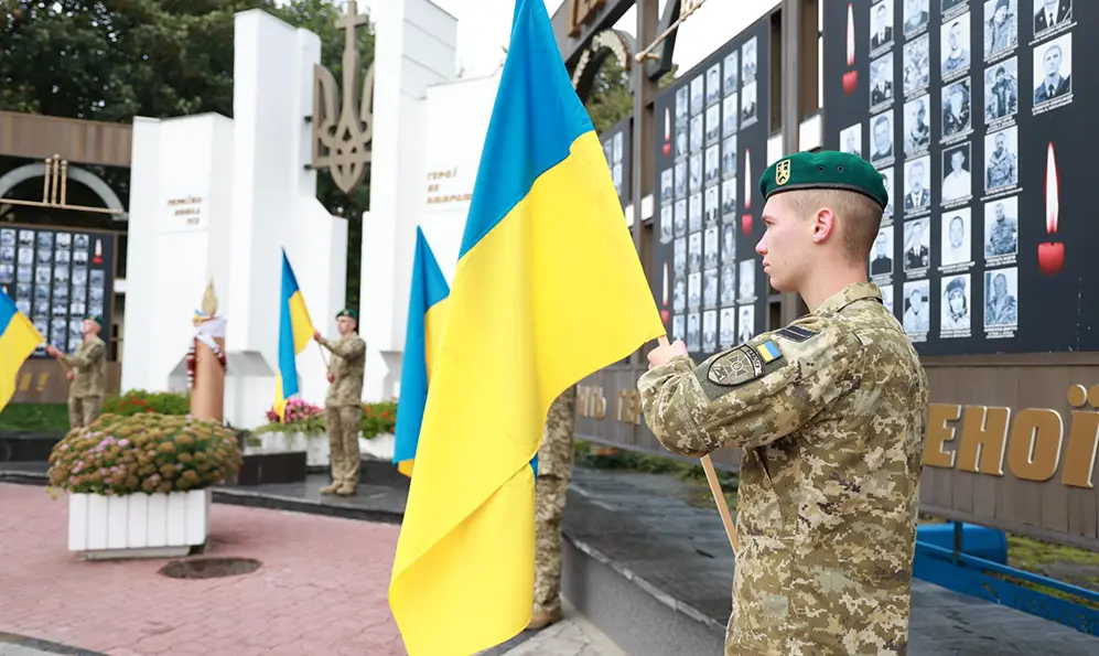 Захисників та захисниць, які боронять Україну або загинули за неї, вшанували у Хмельницькому