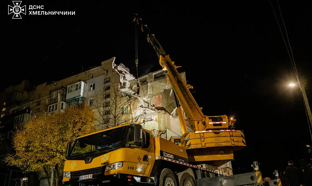 «Розглядаються різні версії»: що відомо про вибух у багатоквартирному будинку у Хмельницькому