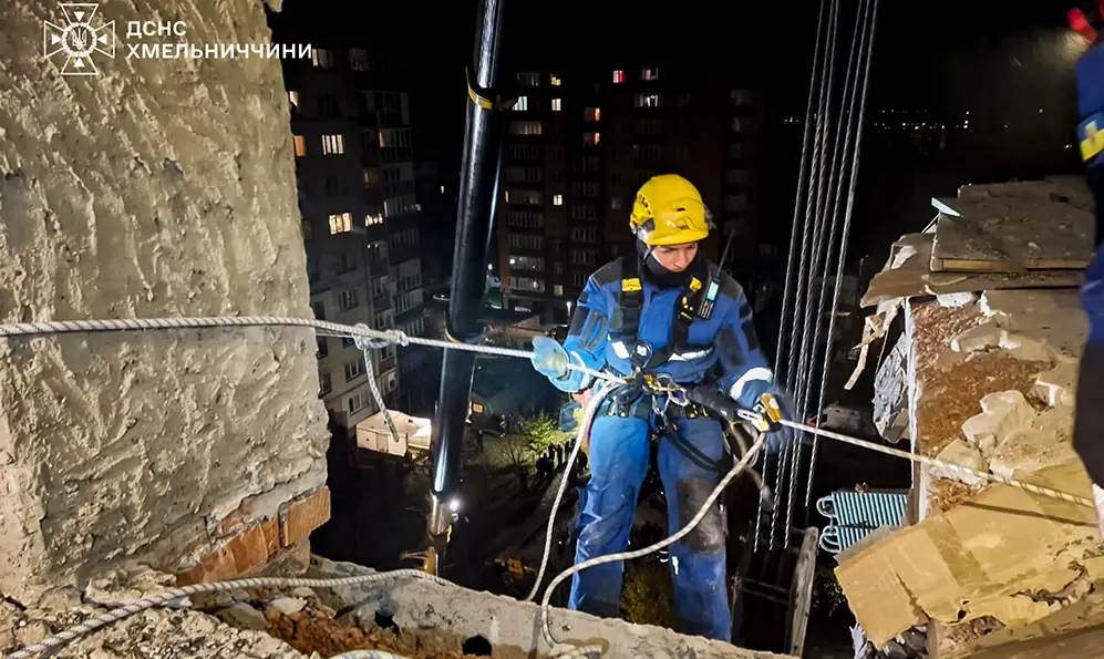 Розбір завалів у будинку в Хмельницькому, де пролунав вибух