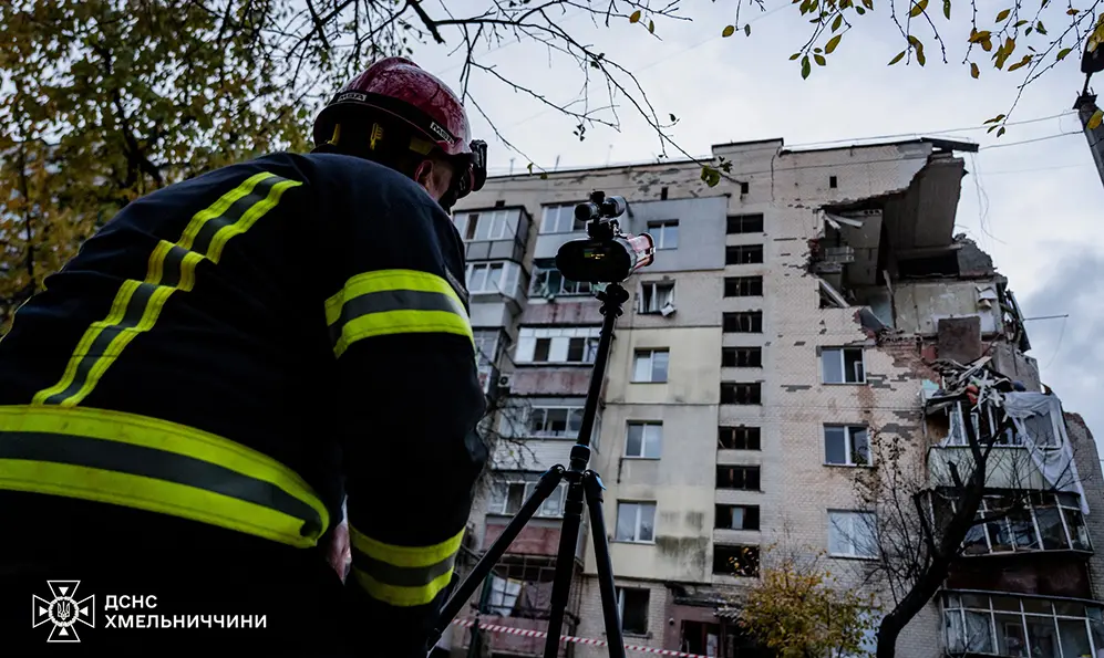 Розбір завалів у будинку в Хмельницькому, де пролунав вибух