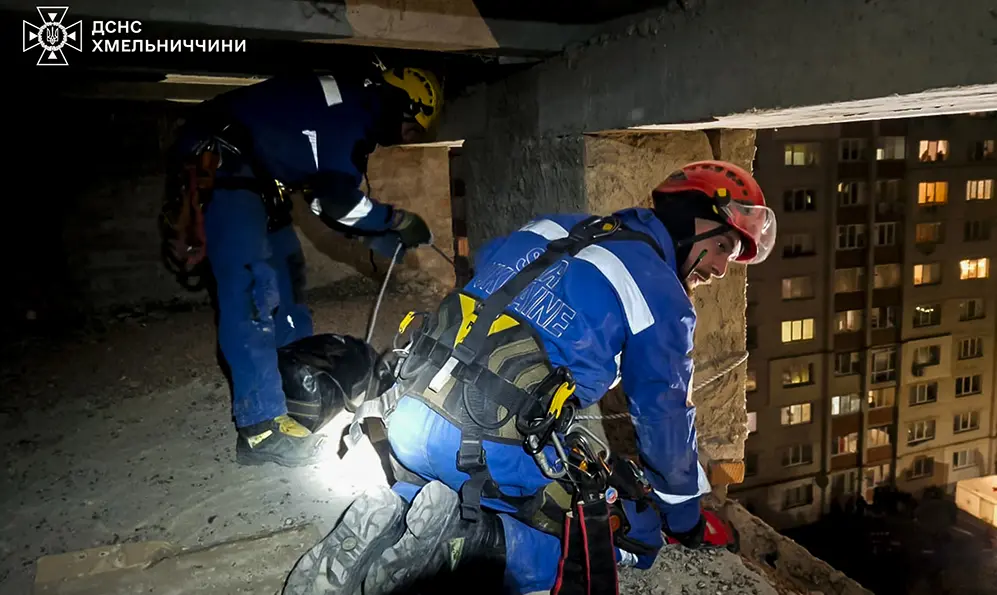 Розбір завалів у будинку в Хмельницькому, де пролунав вибух
