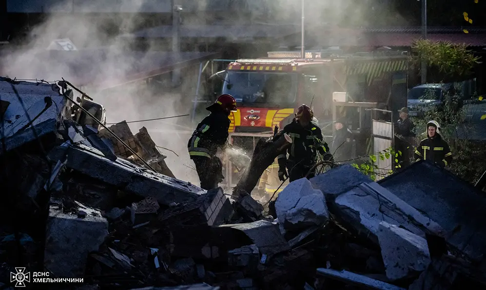 Розбір завалів у будинку в Хмельницькому, де пролунав вибух