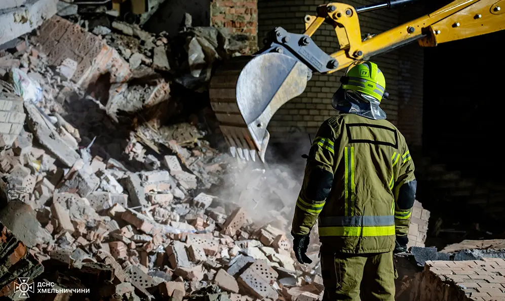 Розбір завалів у будинку в Хмельницькому, де пролунав вибух