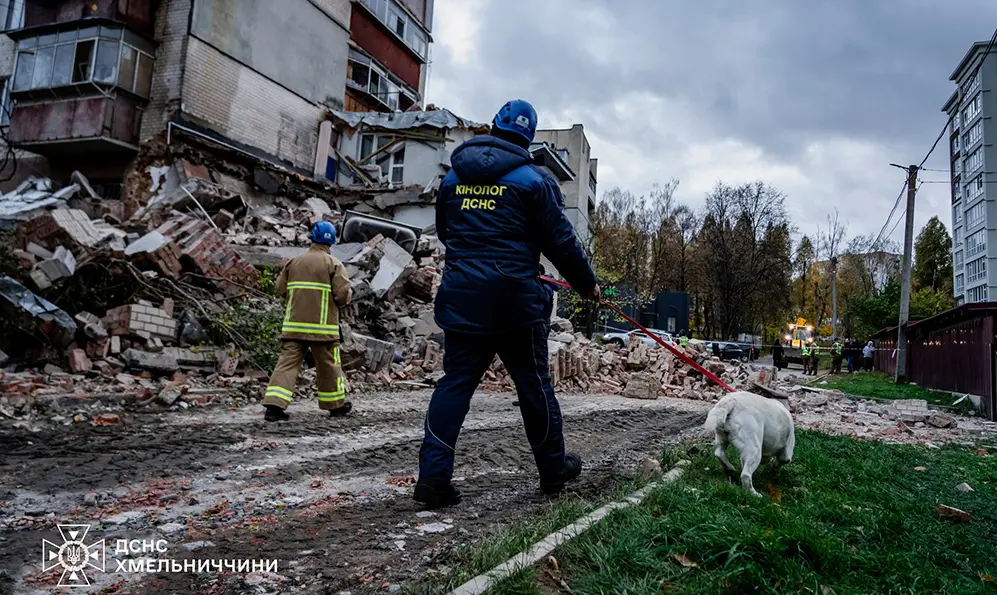 На місці вибуху у будинку в Хмельницькому шукали жінку, з якою втрачено зв’язок