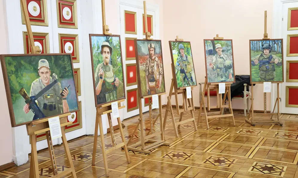 Виставку юних художників зі Старокостянтинова відкрили у Хмельницькій філармонії