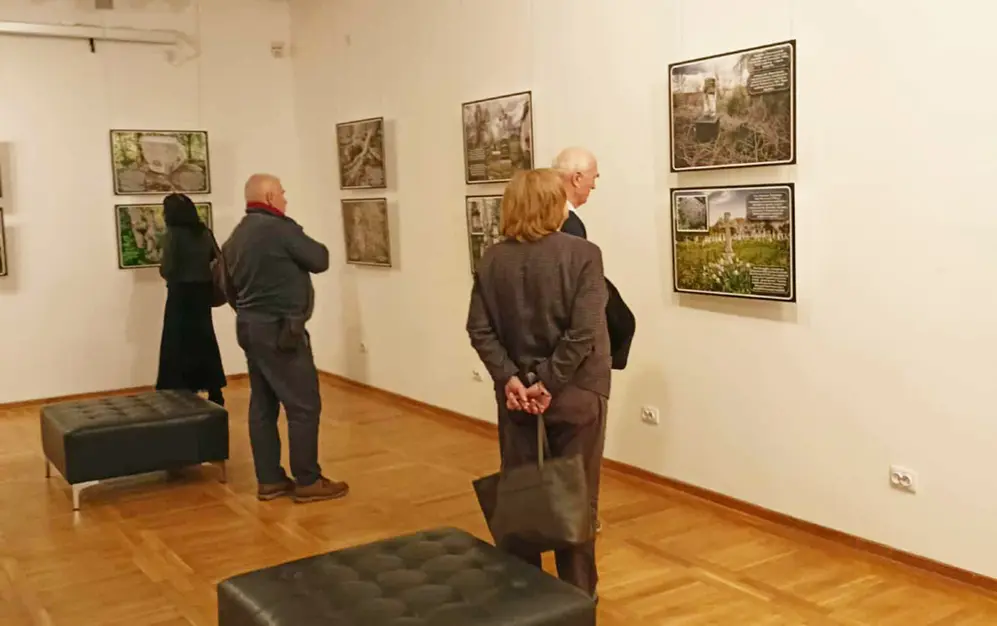Фотовиставка, присвячена давнім римо-католицьким некрополям Поділля, відкрилася у Польщі (ФОТО)