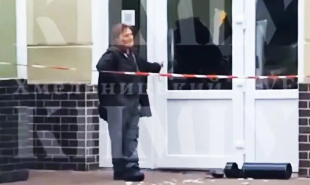 У Хмельницькому жінка металевим смітником побила двері у ТЦК (ВІДЕО)