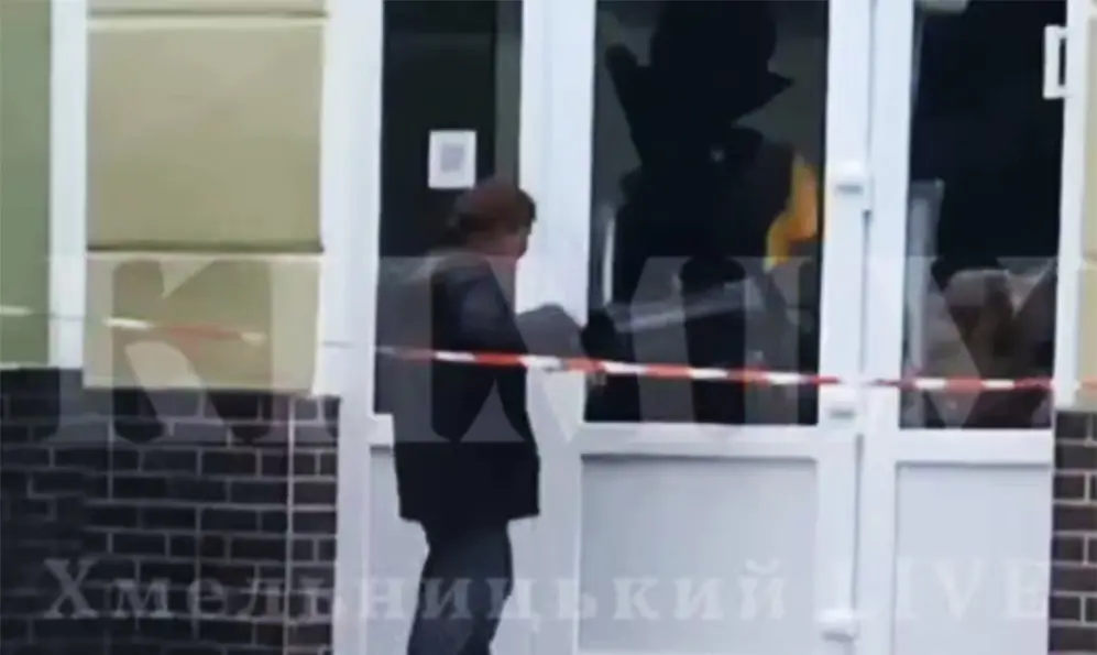 Металевим смітником скло у дверях в приміщення ТЦК жінка била двічі.