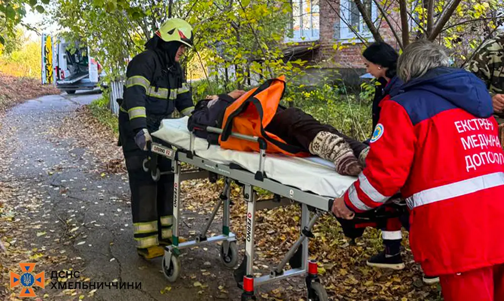 У Старокостянтинові врятували літню жінку, яка впала в льох