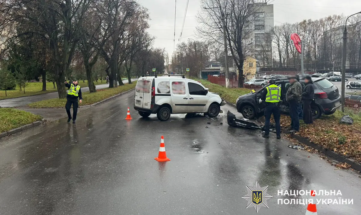 Легковик та вантажний бус зіткнулися у Хмельницькому: травмувався один з водіїв