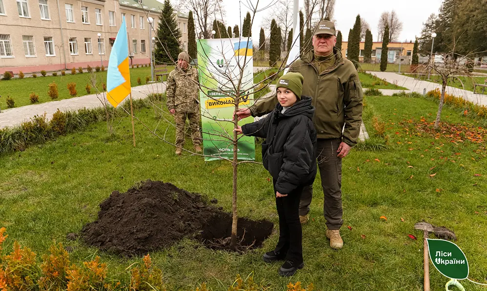 Символічне «мільярдне дерево» висадили на Хмельниччині (ФОТО)