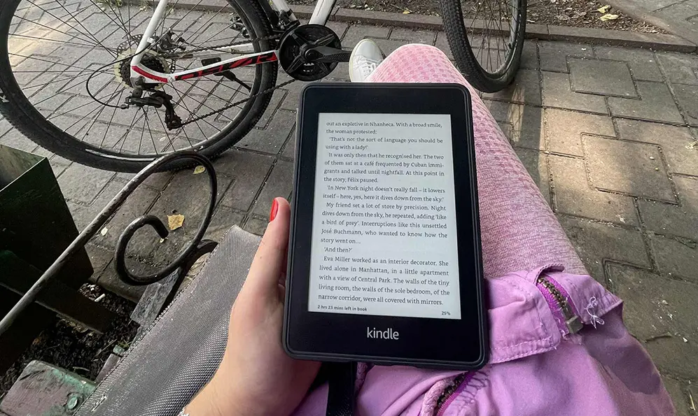 Електронна книга в руках