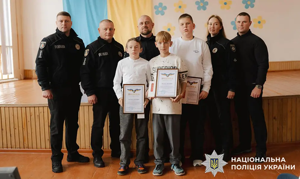У Кам’янці-Подільському нагородили підлітків, які знайшли сумку з боєприпасами