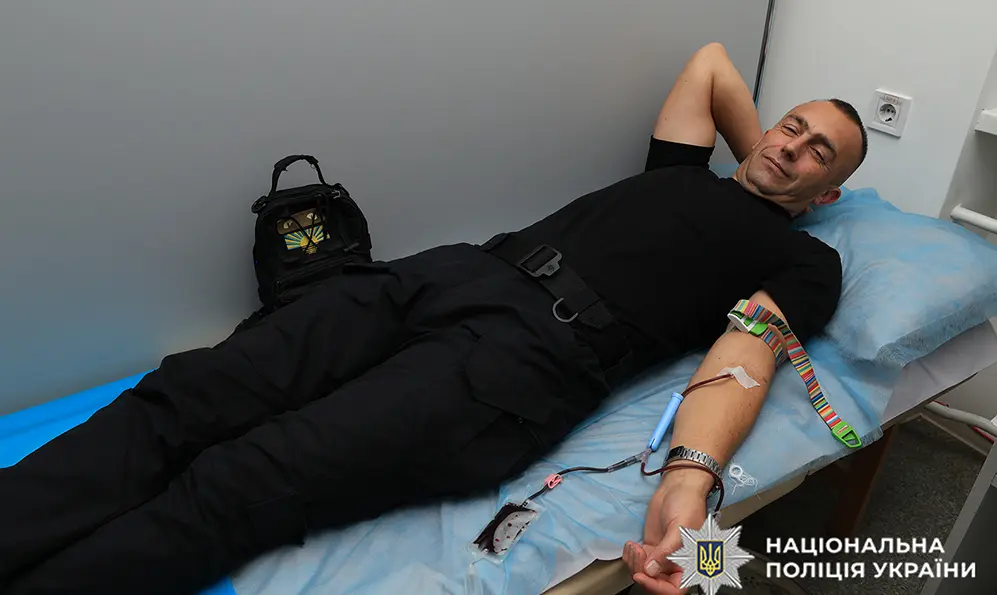 У Хмельницькому поліцейські здали понад 29 літрів крові для поранених захисників