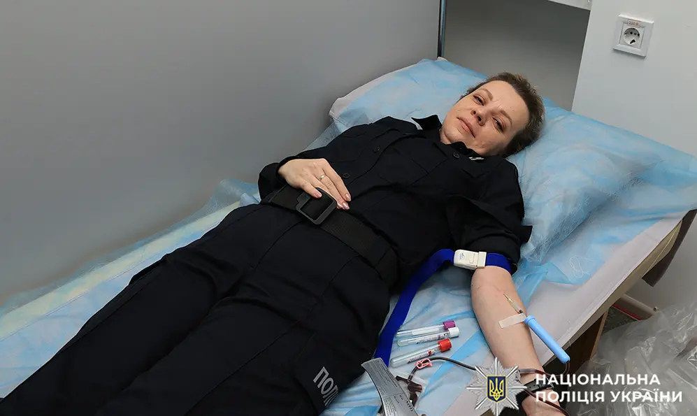 поліцейські здають кров для поранених