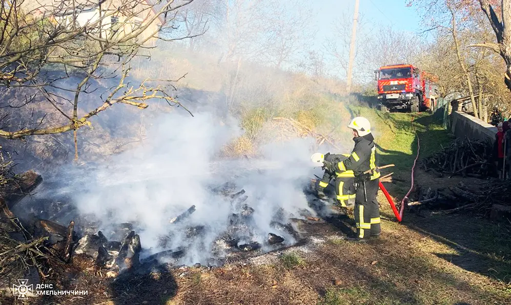 Сміття, будинок і гараж горіли на Хмельниччині: які наслідки