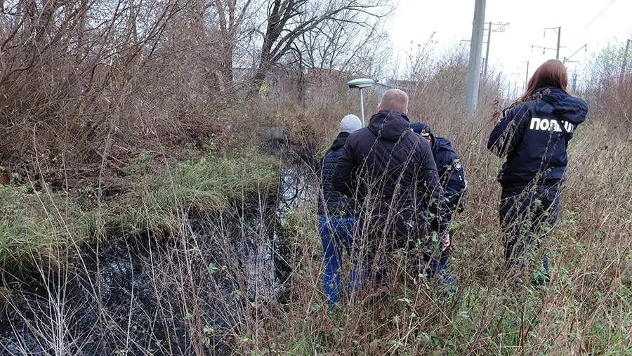 Слідчі дії проводять у Хмельницькому на місці забруднення притоки Південного Бугу