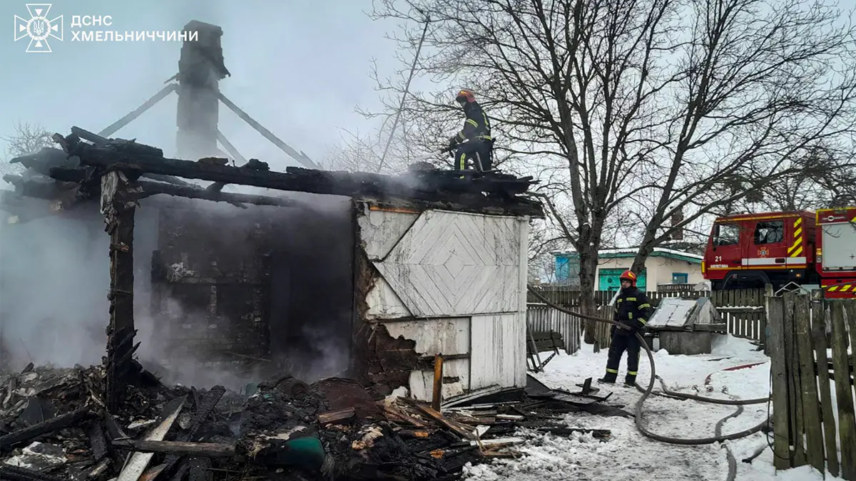 Дев’ять пожеж за добу: на Хмельниччині рятувальники витягли чоловіка з вогню