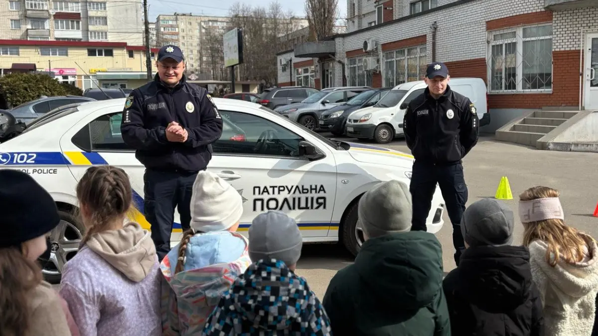 Дитячі посмішки та сині маячки: хмельницькі патрульні завітали в гості до дошкільнят (ФОТО)