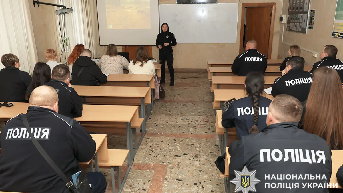 Мистецтво слова проти конфлікту: хмельницьких поліцейських навчали кризовим переговорам (ФОТО)