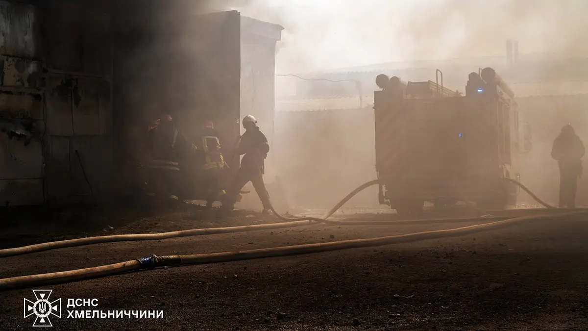 Масштабну пожежу на складах ліквідували у Хмельницькому (ФОТО)