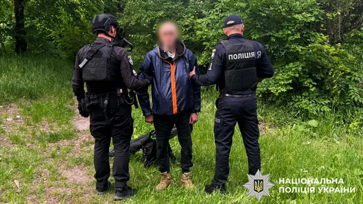 На Хмельниччині правоохоронці затримали зловмисника, який стріляв по перехожих