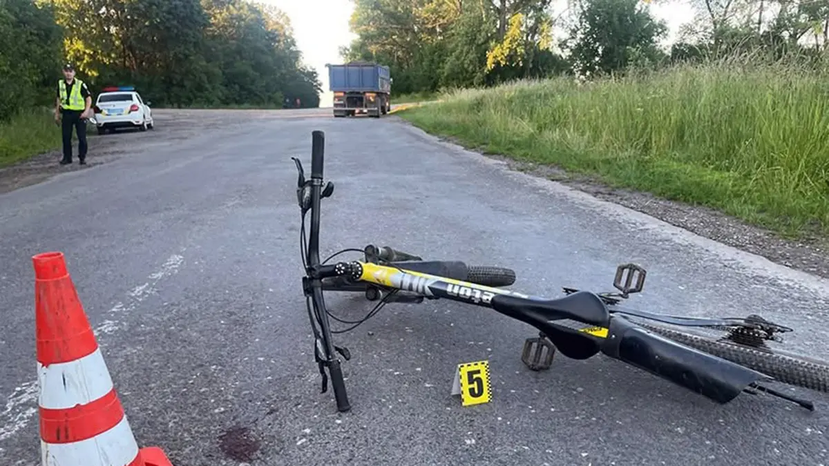 На Хмельниччині під колесами КамАЗа загинув велосипедист
