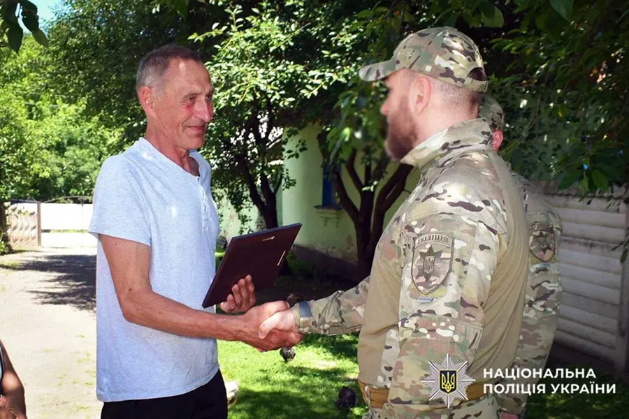 Вручення подяк від імені керівника обласної поліції Івана Іщенка батькам Героїв.