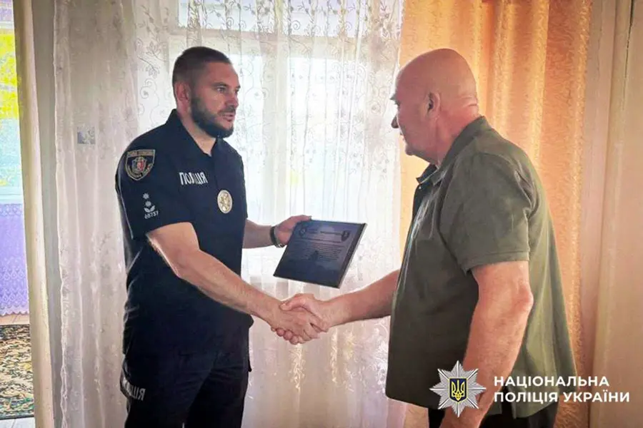 Вручення подяк від імені керівника обласної поліції Івана Іщенка батькам Героїв.