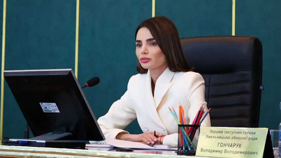 Голова Хмельницької обласної ради Віолета Лабазюк веде пленарне засідання 30-ї сесії.