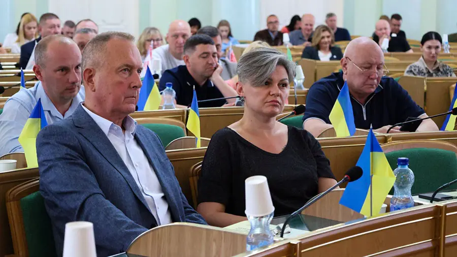Депутати Хмельницької обласної ради в сесійній залі під час чергової тридцятої сесії