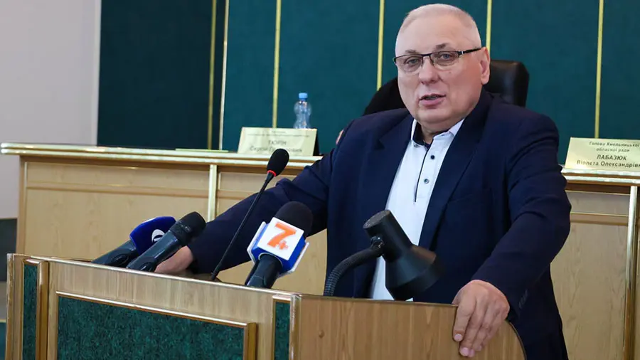 Директор Департаменту фінансів ОВА Сергій Пенюшкевич під час чергової тридцятої сесії