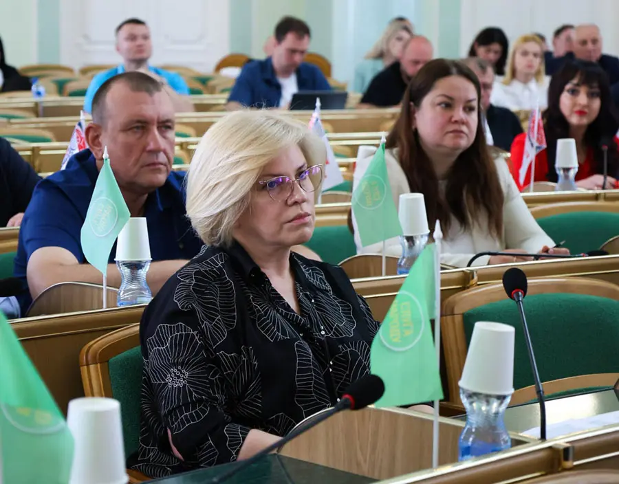 Депутати Хмельницької обласної ради в сесійній залі під час чергової тридцятої сесії
