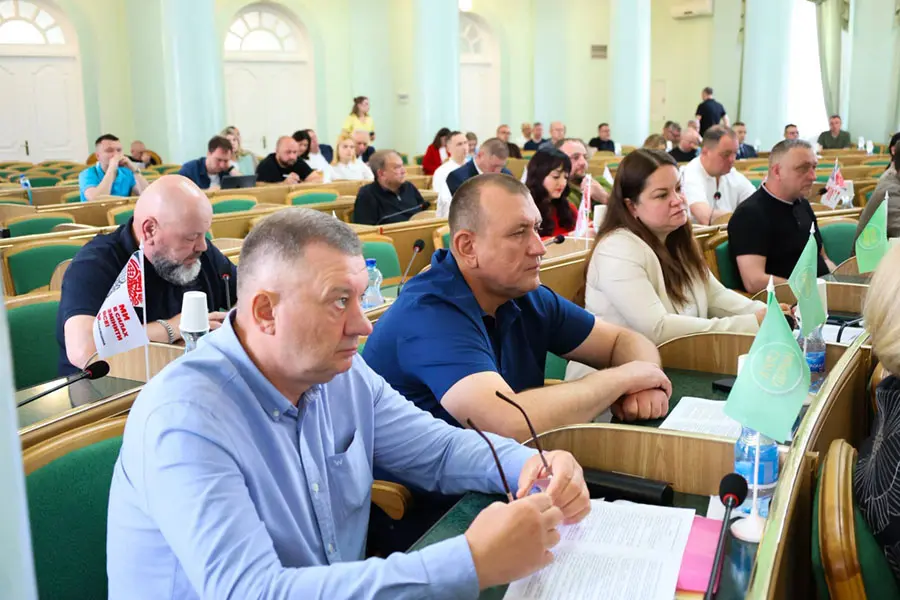 Депутати Хмельницької обласної ради в сесійній залі під час чергової тридцятої сесії
