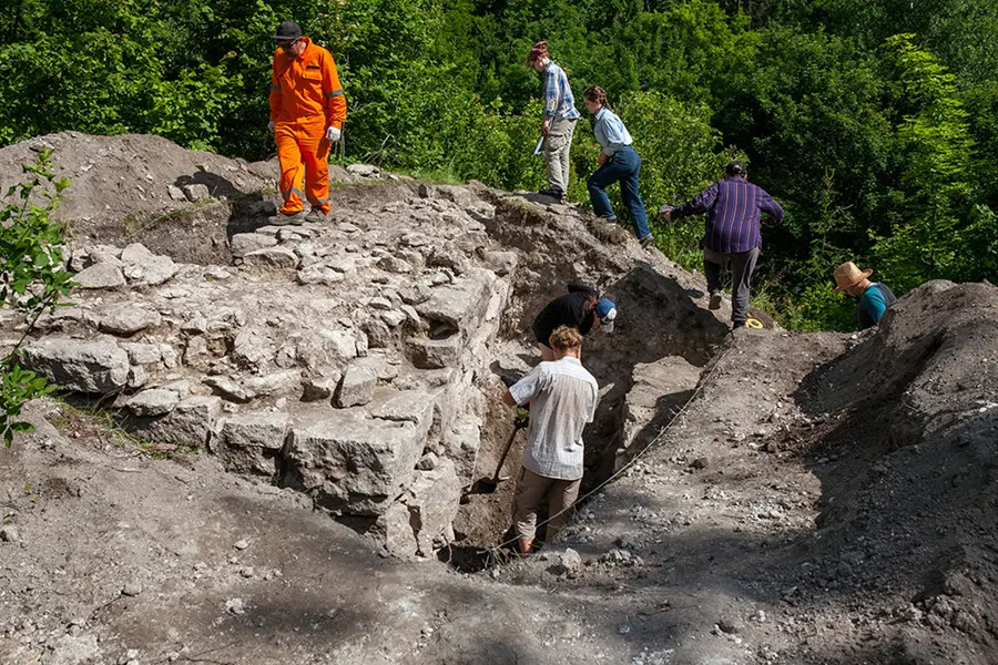 Археологи на місці розкопок біля водоспаду у селі Маліївці.