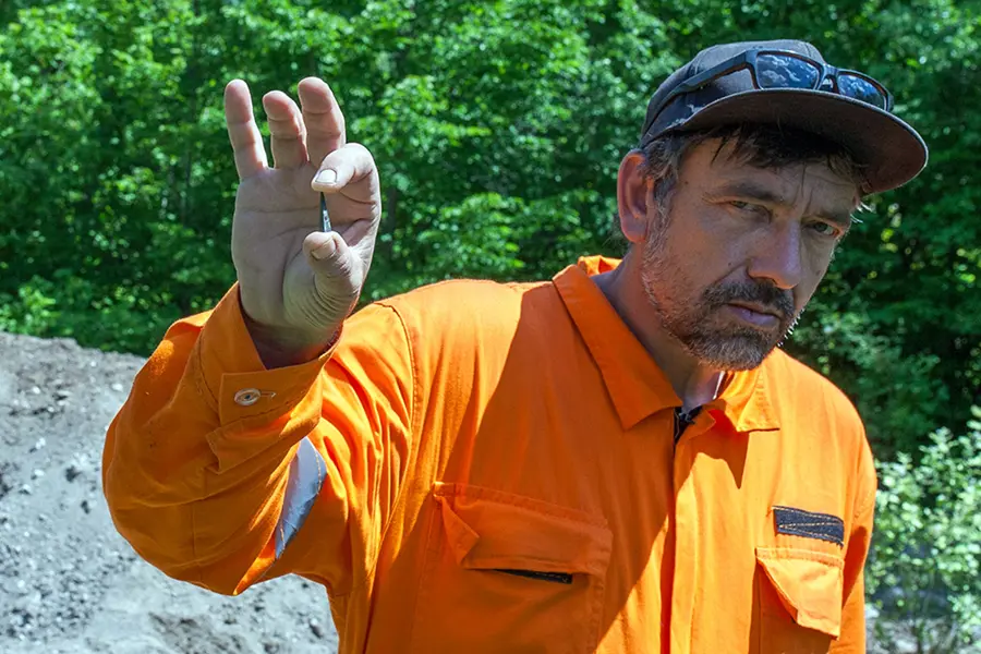 Павло Нечитайло демонструє скіфський наконечник…