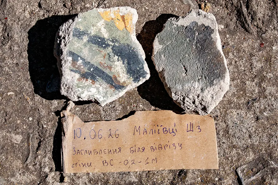 Тиньк з розписом, знайдений на місці розкопок біля водоспаду у Маліївцях