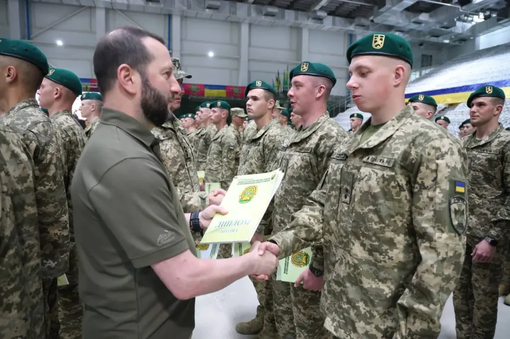 Начальник Хмельницької ОВА Сергій Тюрін вітає випускників академії прикордонної служби з отриманням звань.